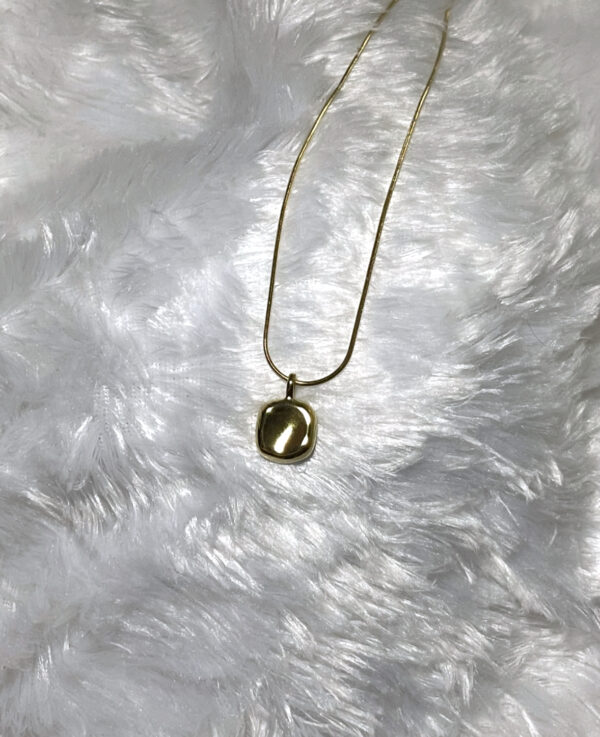 Abstract Pendant Chain – Modern & Elegant